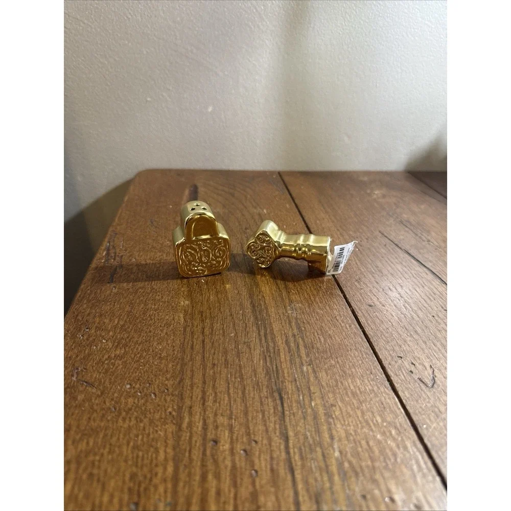 Cracker Barrel Gold Toned Lock & Key Salt & Pepper Shakers Novelty